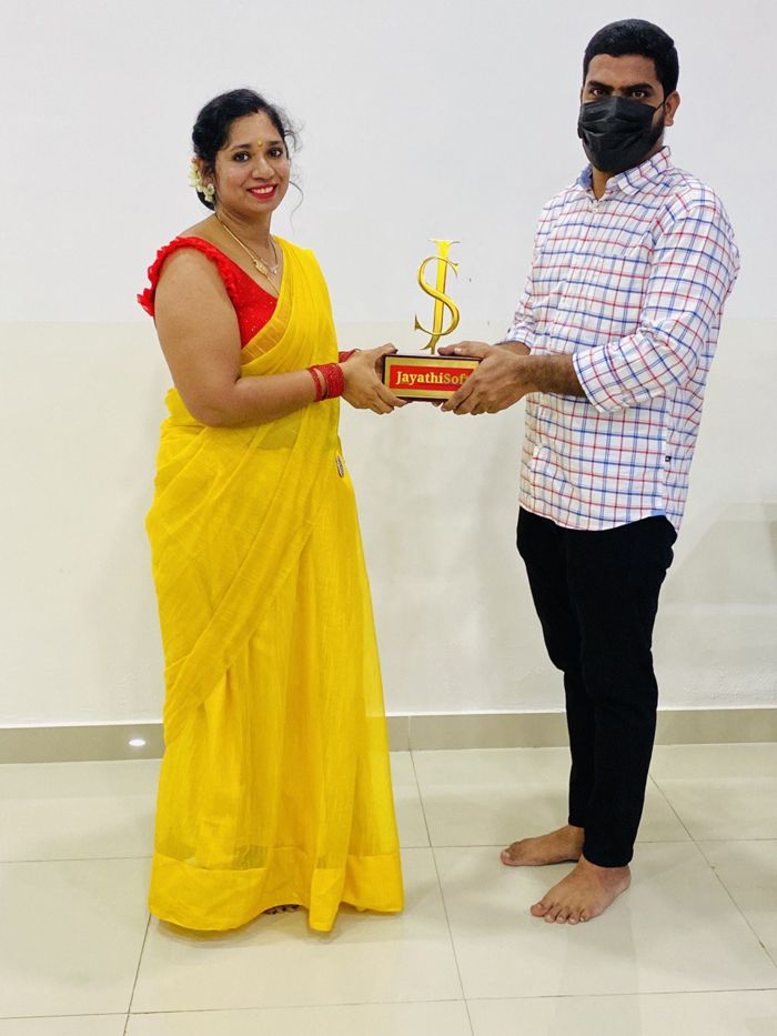 JayathiSoft student receiving the placement trophy from the team