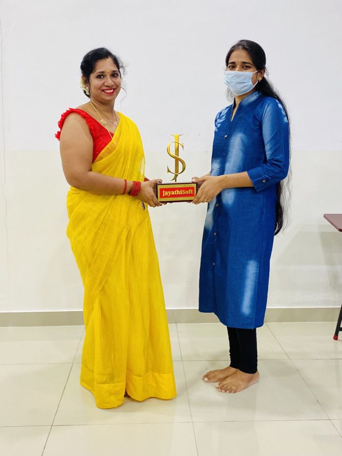 JayathiSoft student honoured with the placement trophy