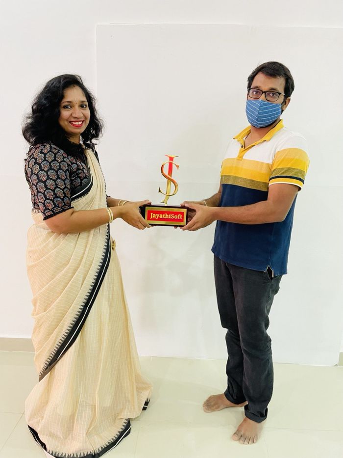 JayathiSoft student receiving his placement trophy